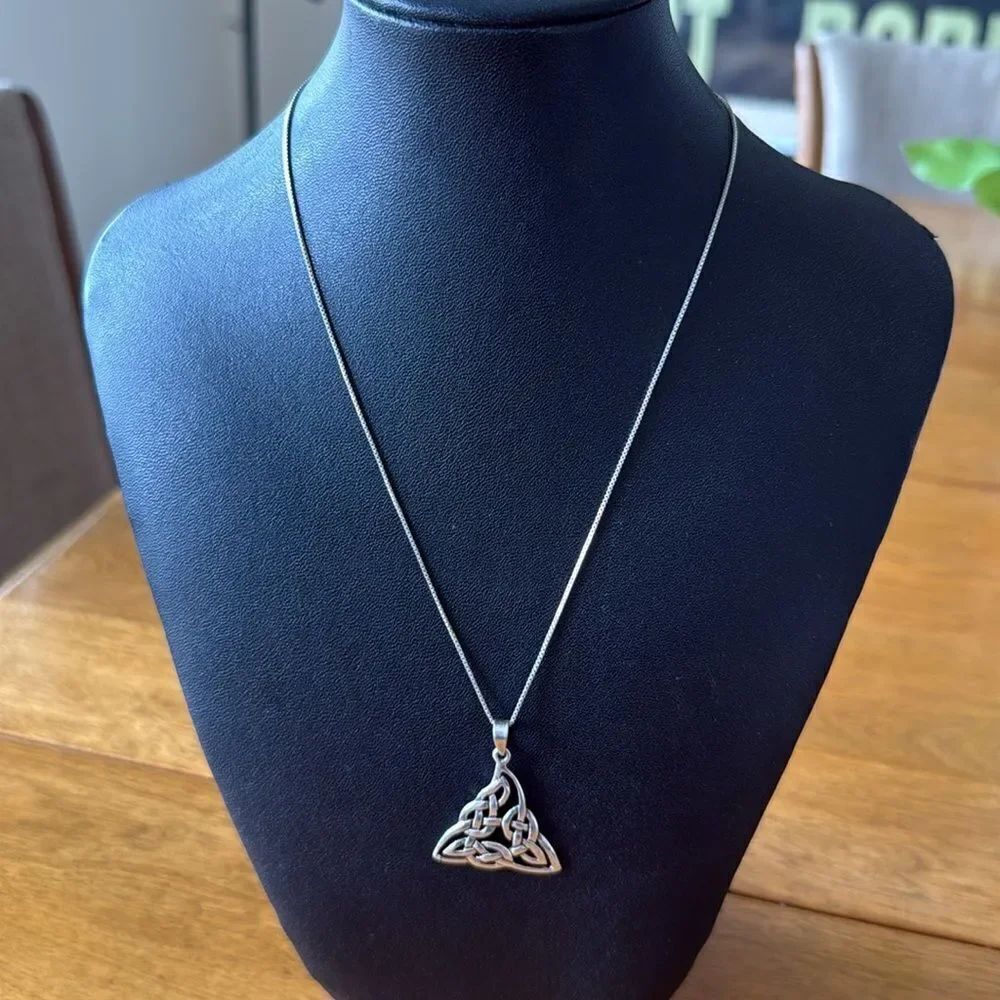 925 Sterling Silver Irish Celtic Triquetra Trinity Knot Pendant & Chain